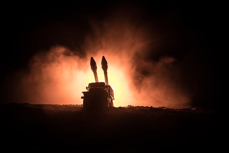 火箭发射与火云。火箭导弹和弹头瞄准夜晚灰暗的天空的战斗场景。《战争背景》中的火箭战车