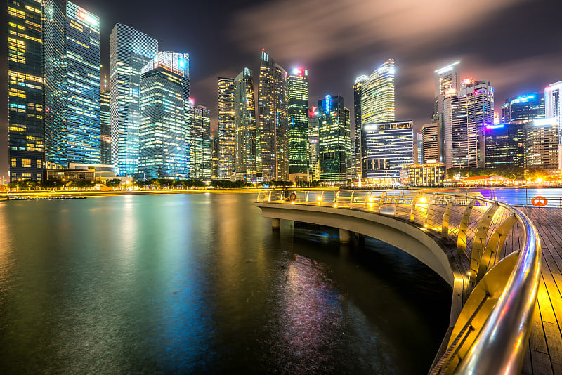 滨海湾的新加坡夜景