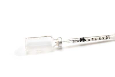 注射用医用药瓶，注射器隔离，白色背景