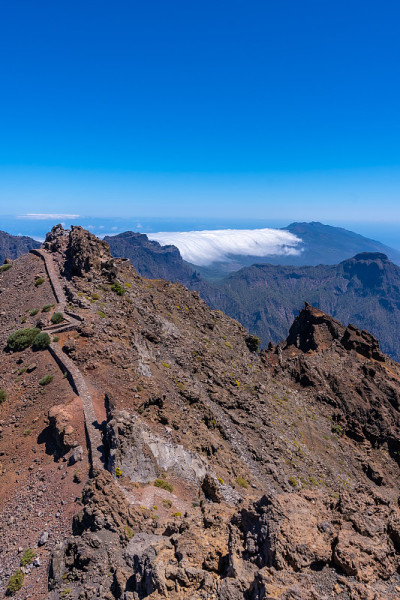 从Roque de los Muchachos山顶到塔布里恩特火山口，拉帕尔马，加那利群岛。西班牙