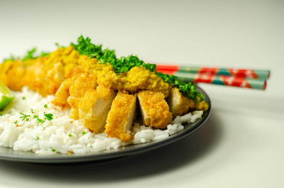 香酥鸡配上咖喱鱼片酱和蓬松的米饭，