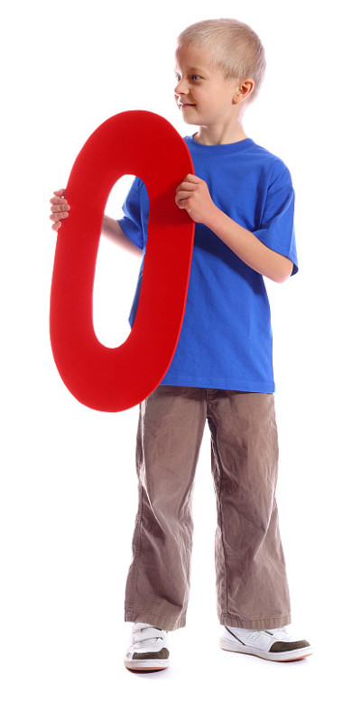 字母“O”的男孩