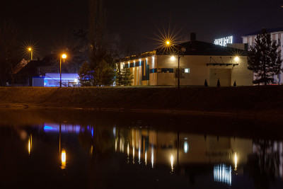 兹仁雅宁湖的夜景
