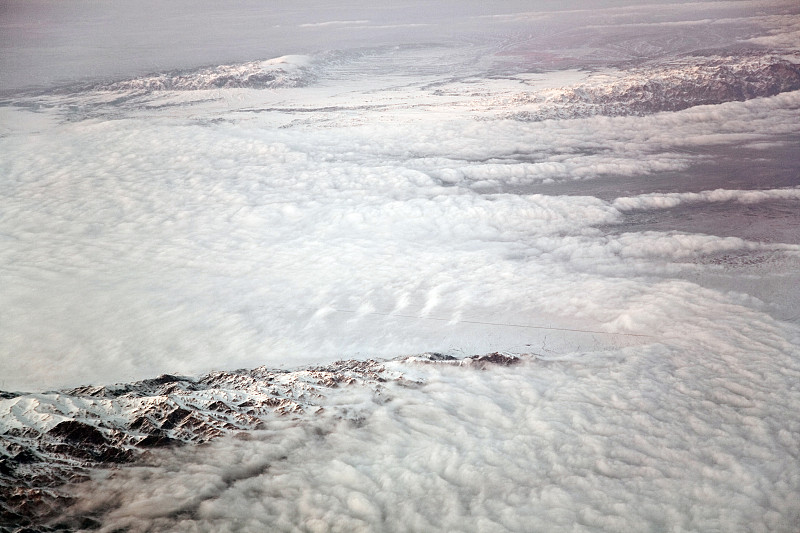 从飞机上可以看到塔什干、中国和吉尔吉斯斯坦覆盖着白雪的群山