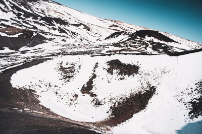 看到两个被雪覆盖的埃特纳火山口