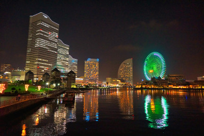 横滨夜景，有运河、摩天大楼、摩天轮等。