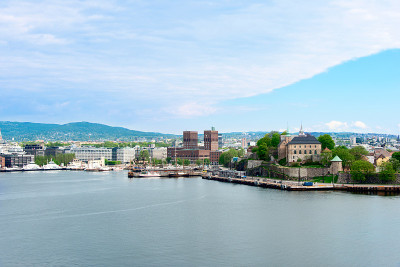 Radhuset和Akershus城堡从海上俯瞰挪威奥斯陆