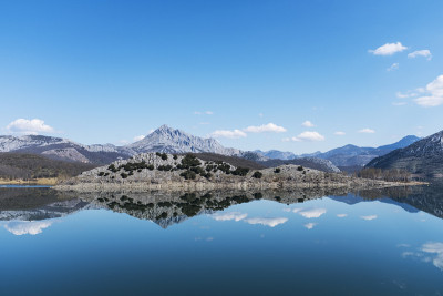 水和天空镜，山风景湖