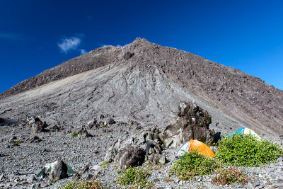 在默拉皮火山熔岩圆顶前露营。