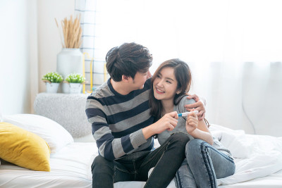 亚洲夫妇在看到验孕结果时很高兴。