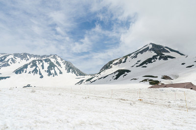 雪山位于日本阿尔卑斯山体山黑袍阿尔卑斯路线