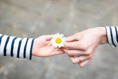 母亲和孩子手捧鲜花