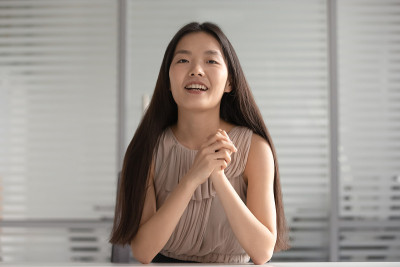 微笑的韩语专业语言教师给客户上课。