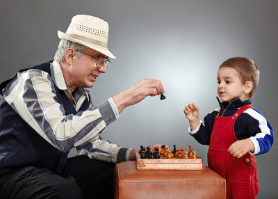 爷爷和孙子在下棋