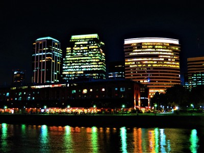 美丽的城市景观。阿根廷布宜诺斯艾利斯，马德罗港，落日与建筑物。