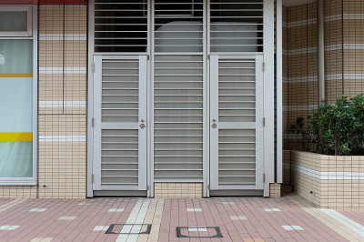 沿街道、墙和门的人行道