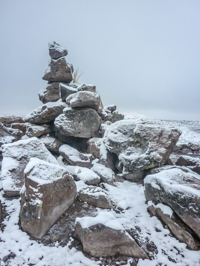 通往科尔卡山谷的路上的岩石和雪