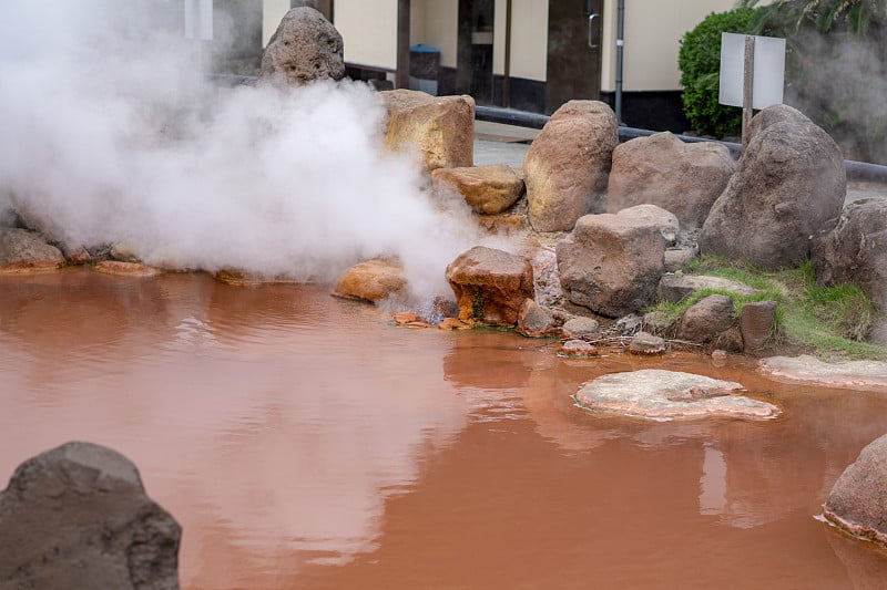 血池地狱(Chinoike Jigoku)是别府八个温泉之一。秋天最出名的是别府城