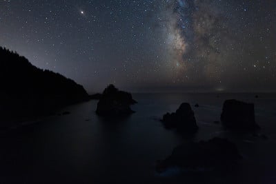 银河夜空-在俄勒冈海岸的海斯塔克群岛之上