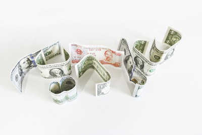 美元——一美元和一百美元的钞票和越南500越南盾在较轻的表面。