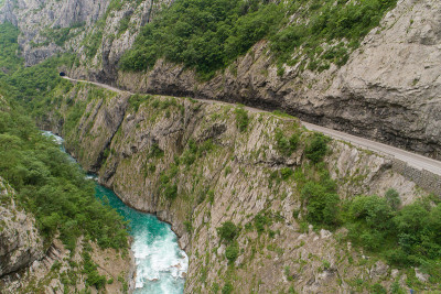 莫拉卡河峡谷道路的鸟瞰图
