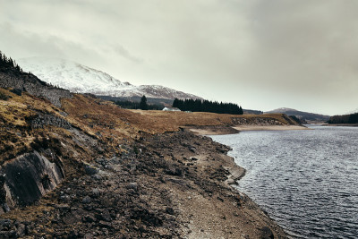 背景是斯毕恩河和Beinn a' Chaorainn山