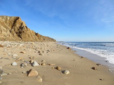 一个阳光明媚的冬日，在岩石海岸蒙托克，纽约