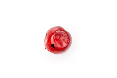 粉红色的秘鲁辣椒，分离在白色上
