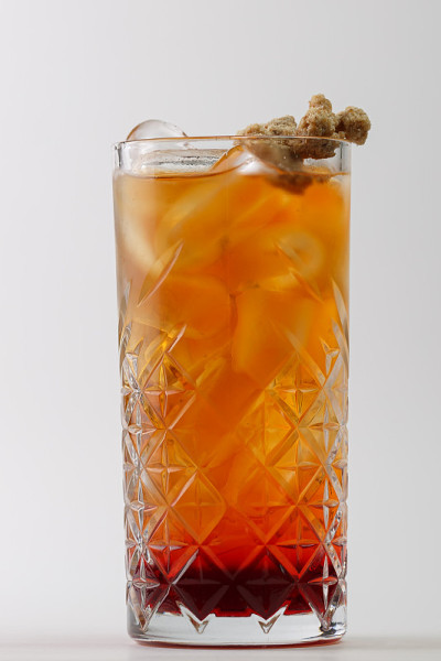 美丽可口的鸡尾酒在一个透明的装饰玻璃