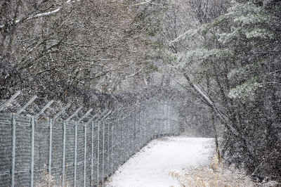 有带刺铁丝网的雪路。