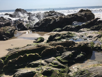 波浪溅过潮池