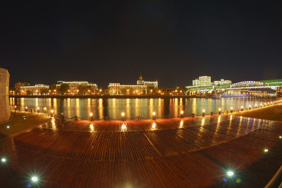 夜景在潮湿的秋天夜晚。