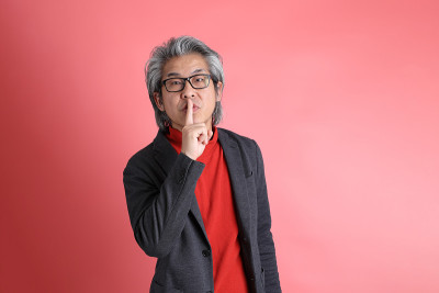 男人在粉红色的