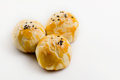 传统中秋月饼孤立在白色上。