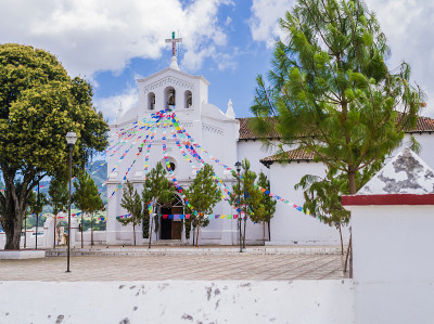 令人印象深刻的San Lorenzo教堂和它的parvis彩色祈祷旗，zizacantan, Chi