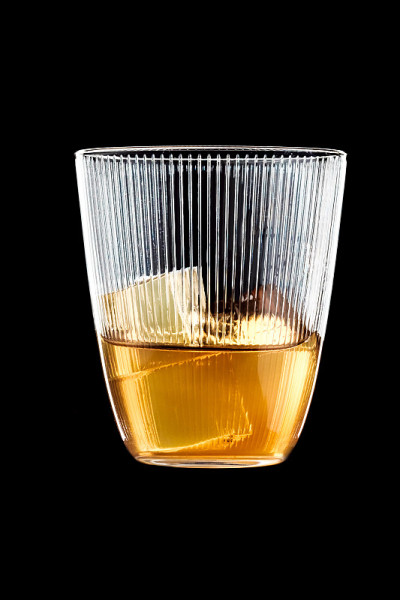 多面威士忌加冰酒杯。