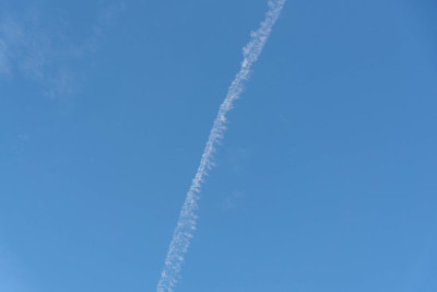蓝天被飞机燃料产生的烟雾切断。航空煤油浪费