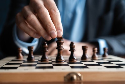 商人玩象棋游戏。商业战略和战术的概念。