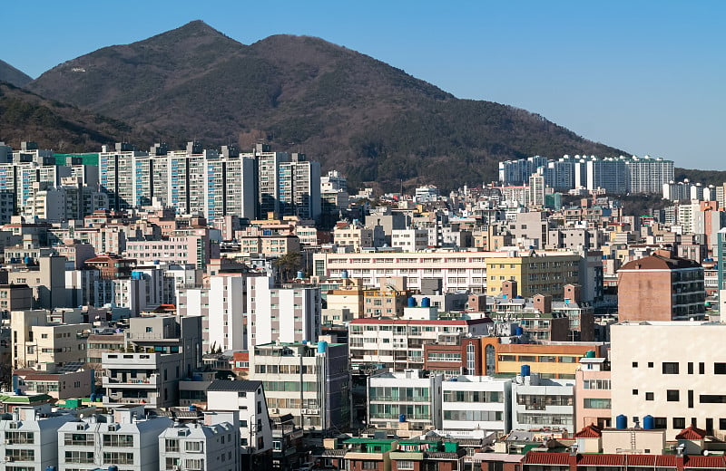 韩国釜山南山洞和美丽的金刚山的普通住宅区。