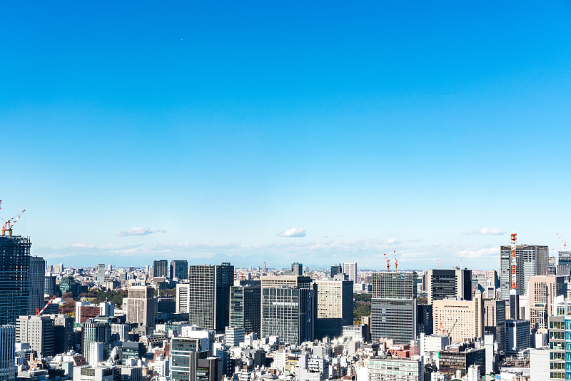 亚洲房地产和企业建设的商业理念——日本东京滨松町蓝天下的城市全景鸟瞰图