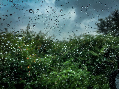 雨滴落在车窗玻璃上