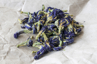 选择聚焦照片安禅花草本蓝茶阴蒂，在一张牛皮纸上