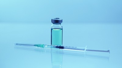 疫苗瓶及无菌针头注射器。新型冠状病毒(COVID - 19)疫苗的医学研究、开发和生产概念。用于制药