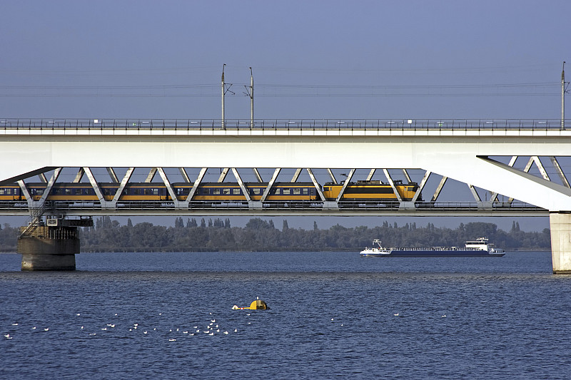 荷兰的“Moerdijkbrug”高铁