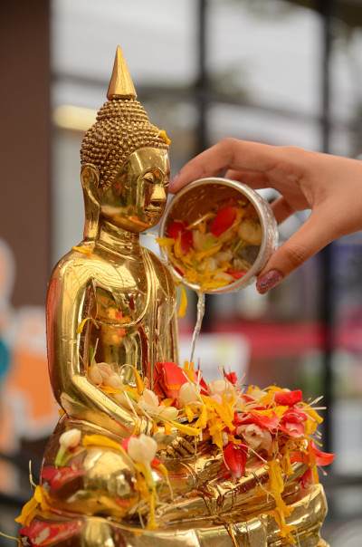 泼水节