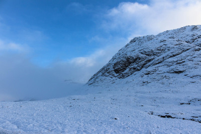 苏格兰高地上白雪覆盖的山