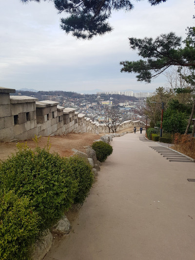 韩国首尔的传统城墙和城墙旁边的道路