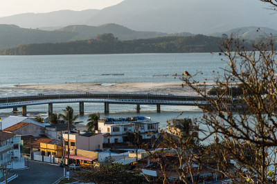 日落Itaúna海滩，萨夸雷马在里约热内卢，巴西。以海浪和冲浪闻名