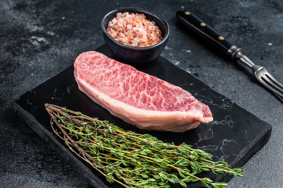 和牛生西冷牛排，大理石板上的神户牛肉。黑色背景。俯视图