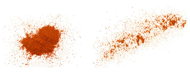 一套红辣椒粉孤立在白色背景上，俯视图。白色背景上的一堆红辣椒粉。辣椒粉，俯视图。一堆红色粉末孤立在白